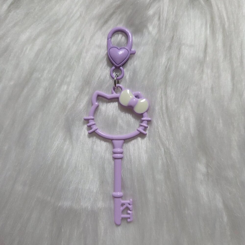 Hello Kitty Key Design Keychain - Picture 2 of 3